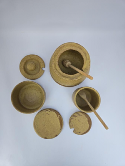 CONJUNTO A�UCAREIRO, MANTEIGUEIRA SIMPLES E MELEIRA COM PIRES